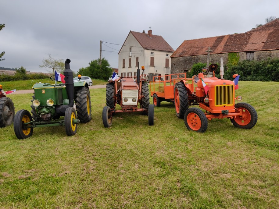 Vieux tracteurs vert - orange - rouge