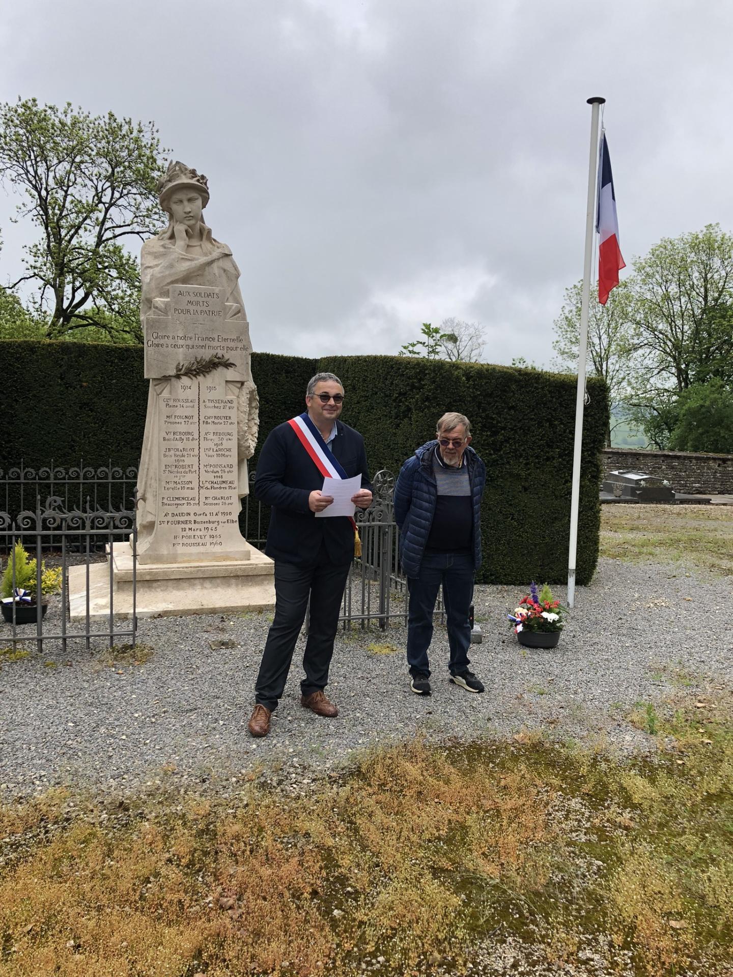 M. le Maire et son adjoint devant le monument aux morts