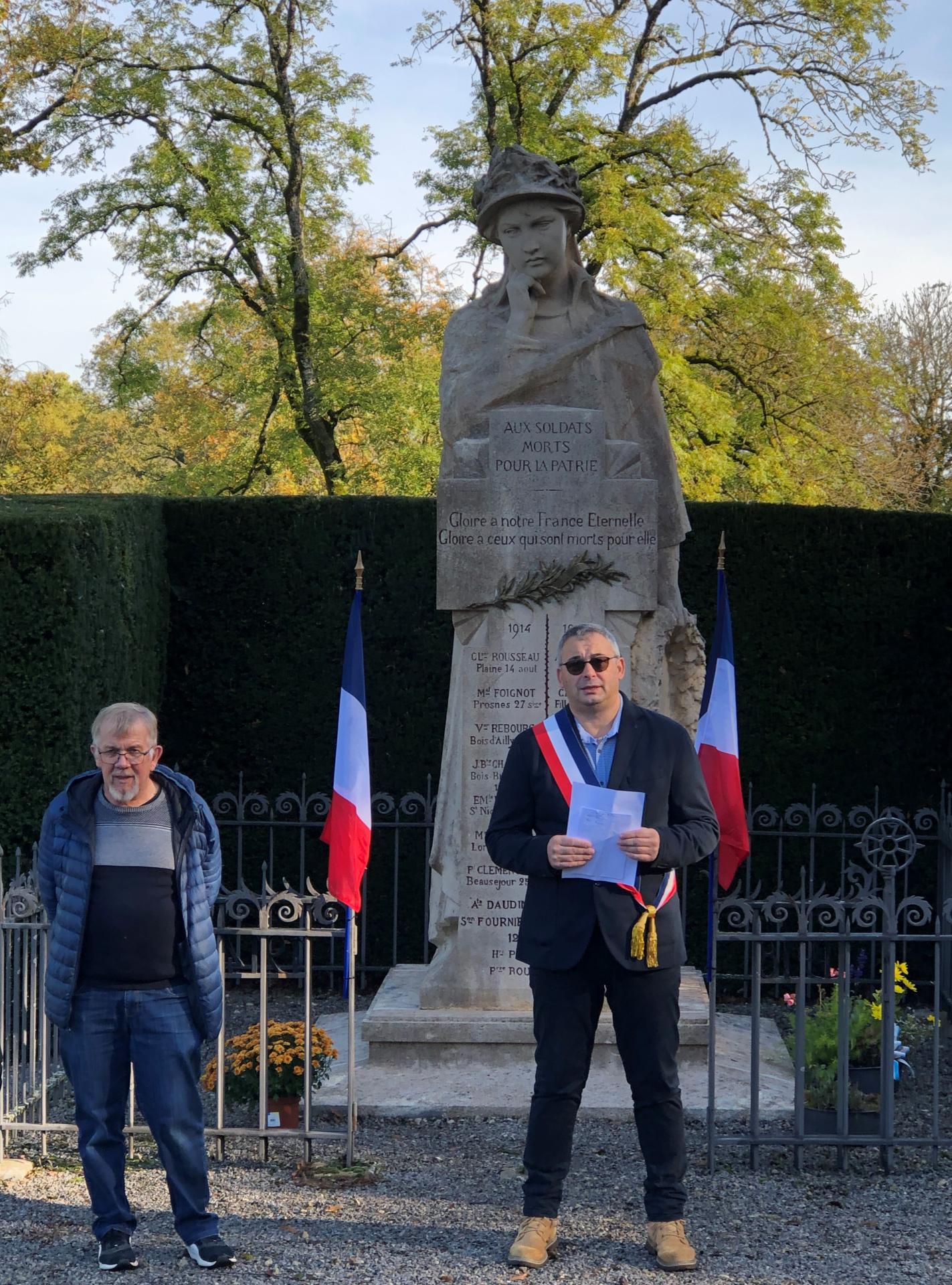 Mrs Sebillotte et Boulay devant le monument aux morts de Grignon