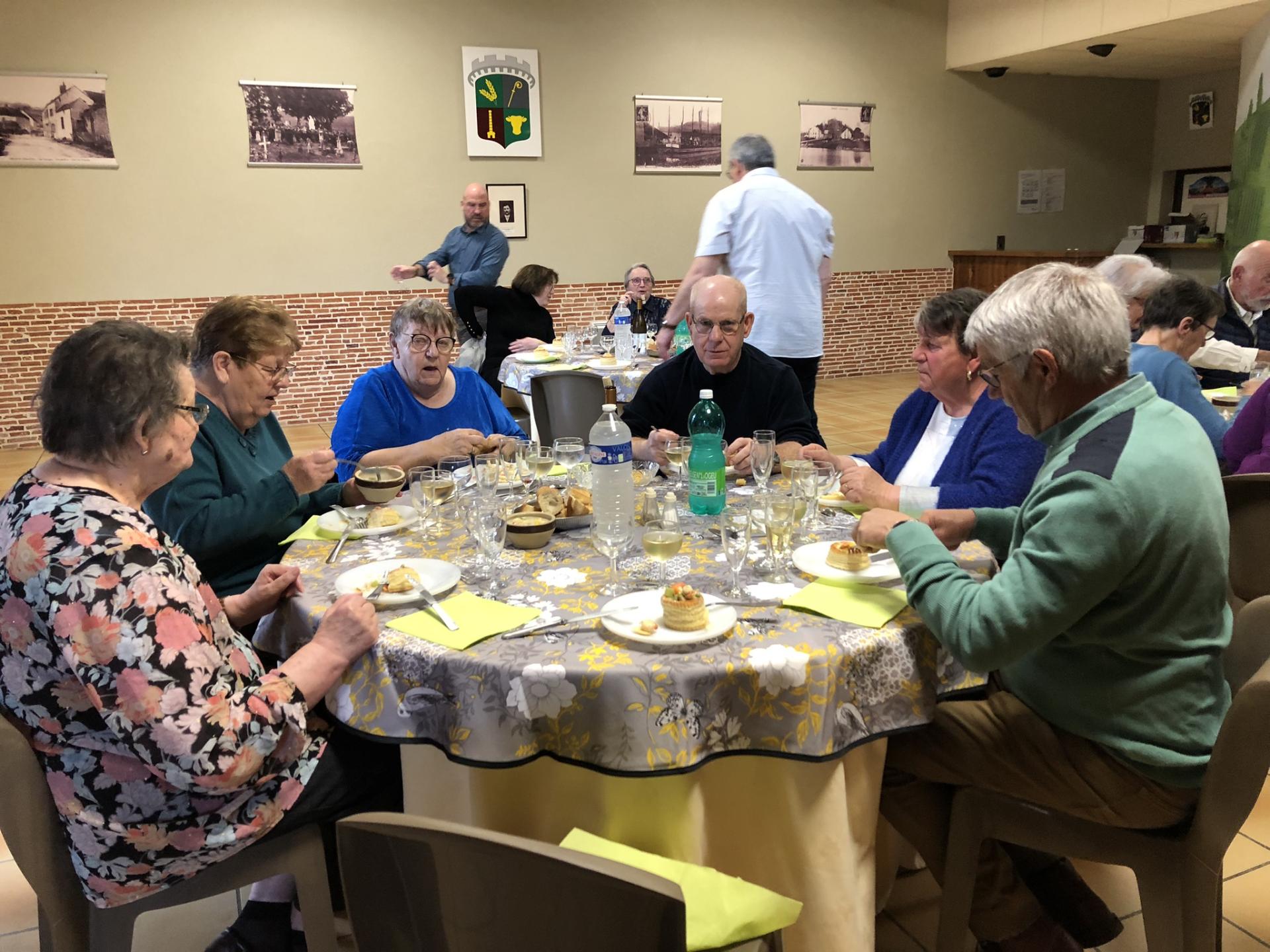 une table ronde nappe jaune des personnes âgées