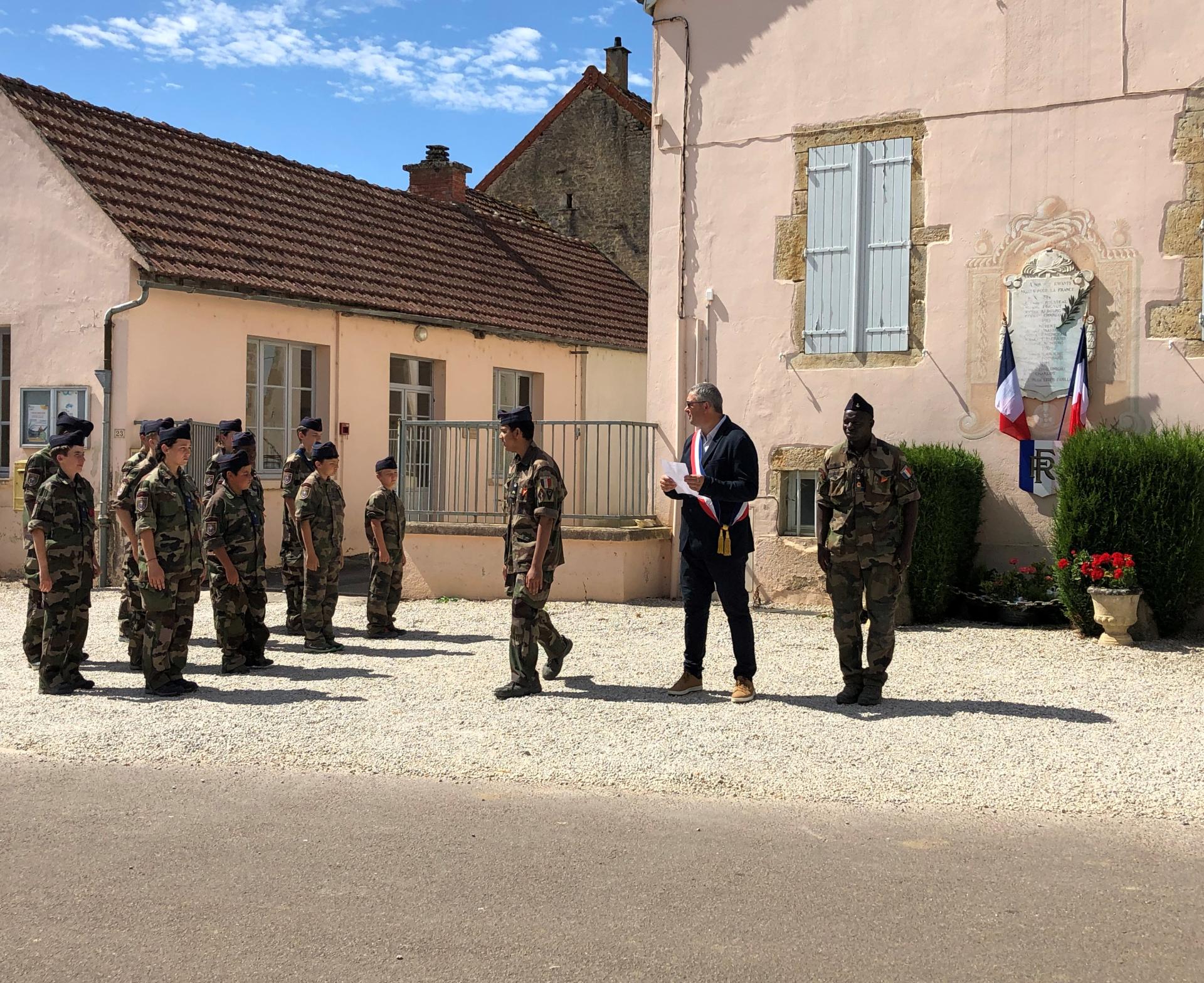 La troupe LLS devant le monument aux morts des Granges