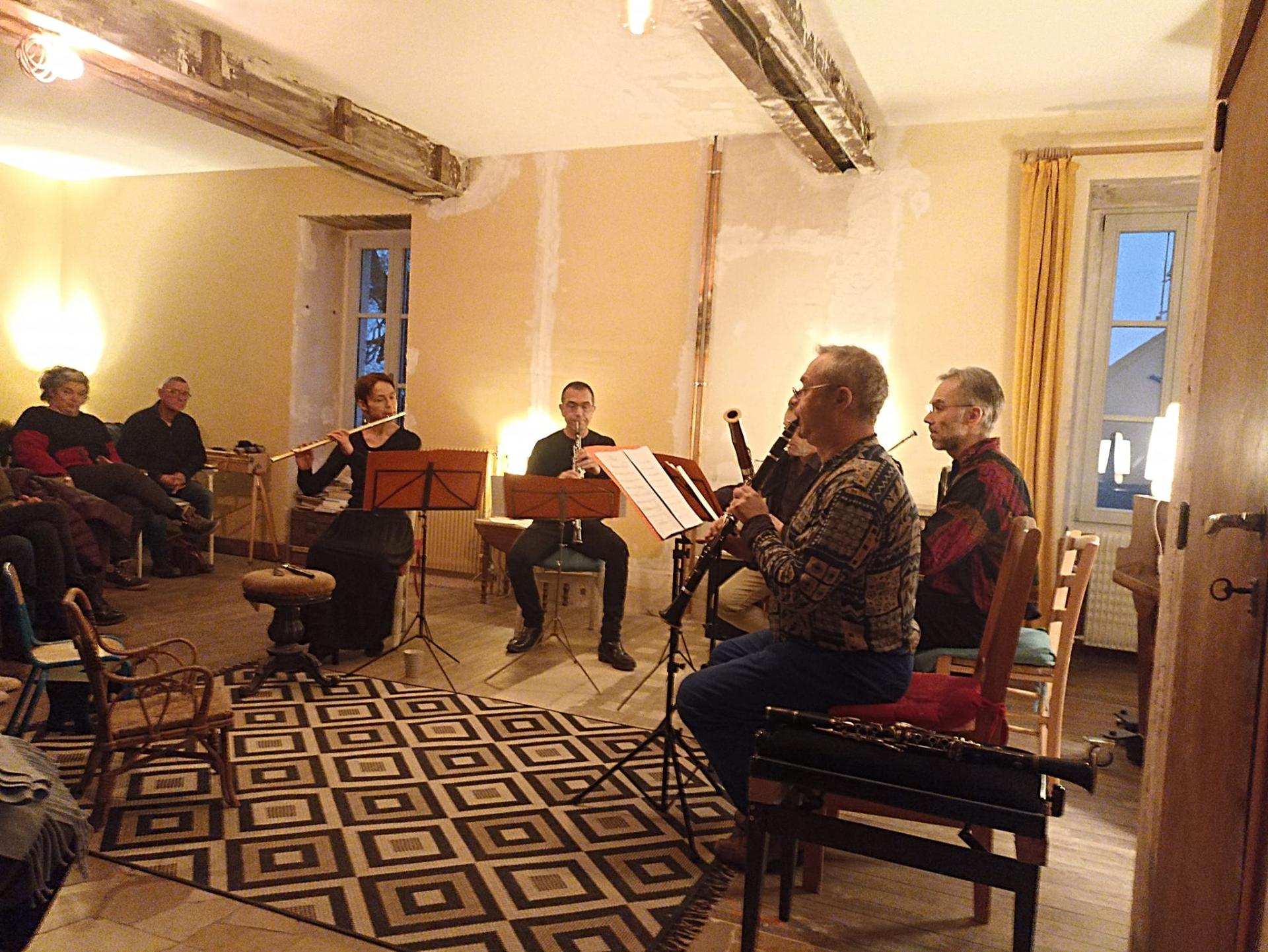 Des musiciens à vent dans un salon éclairé