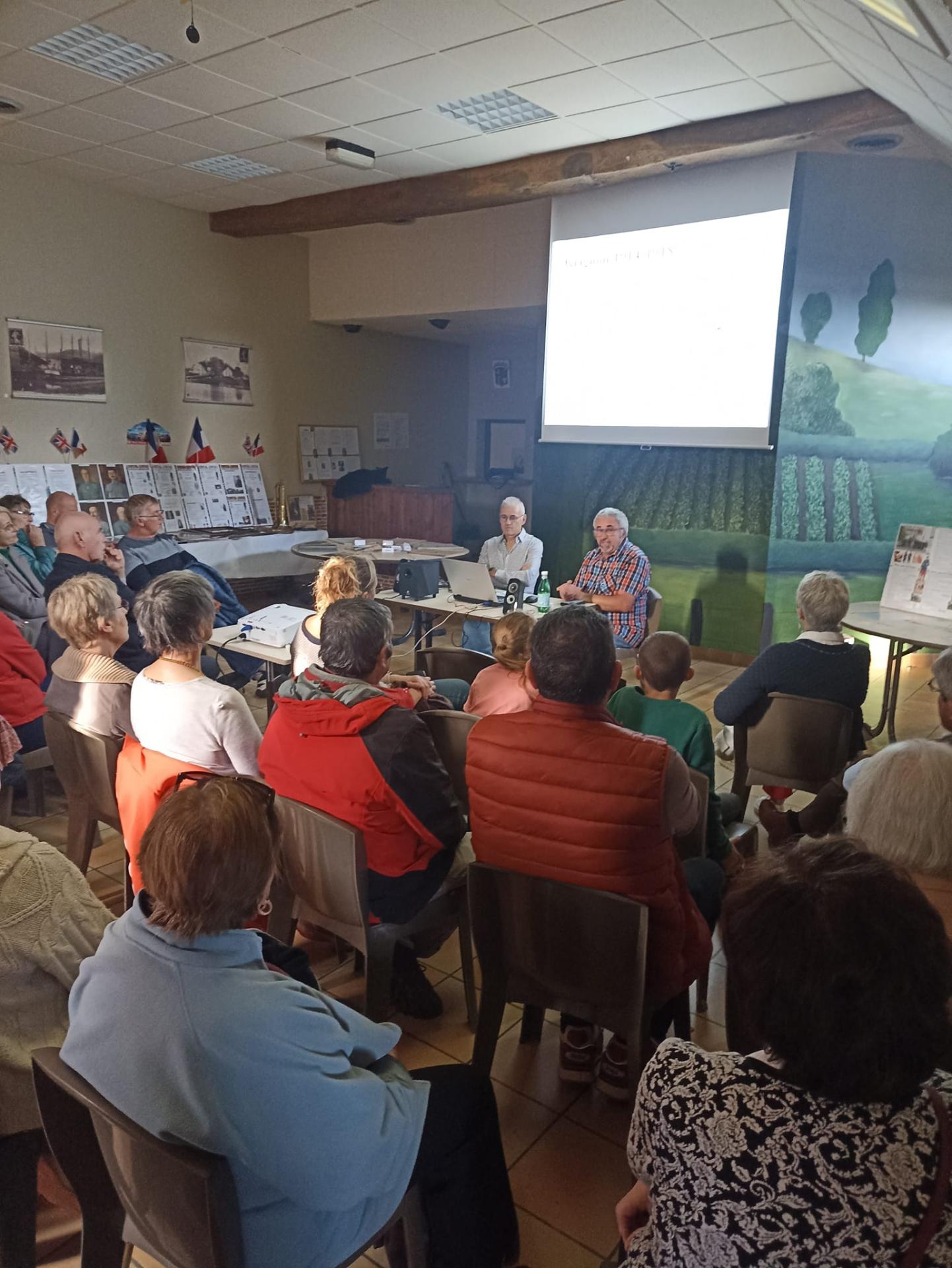 Les conférenciers et le public