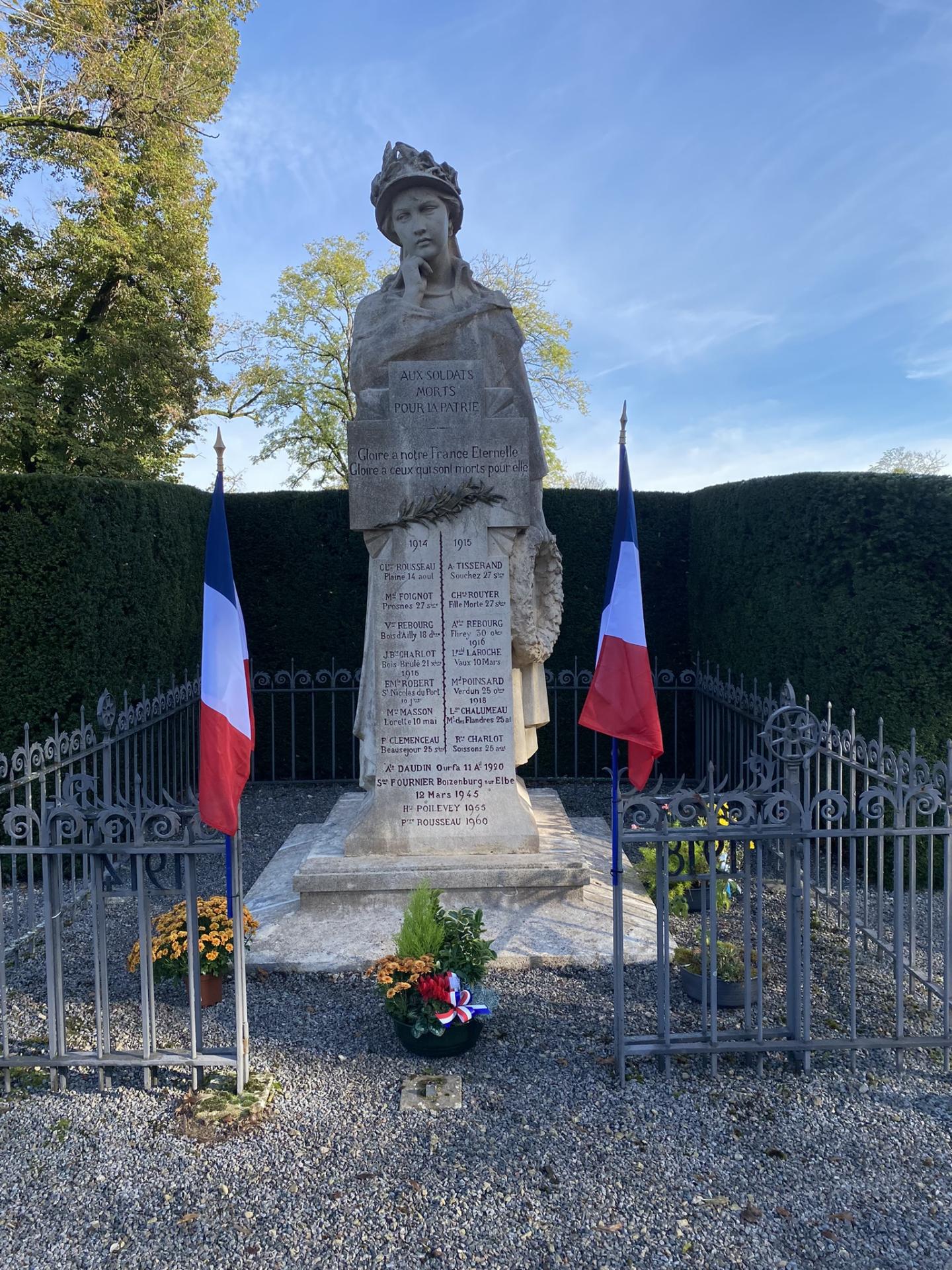 le monument aux morts de Grignon et 2 drapeaux français