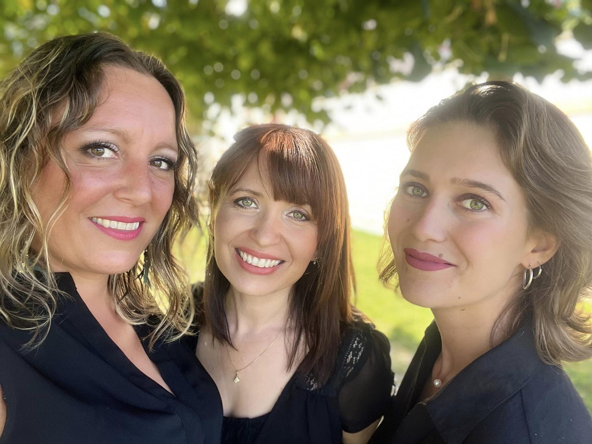 3 visages de femmes souriantes