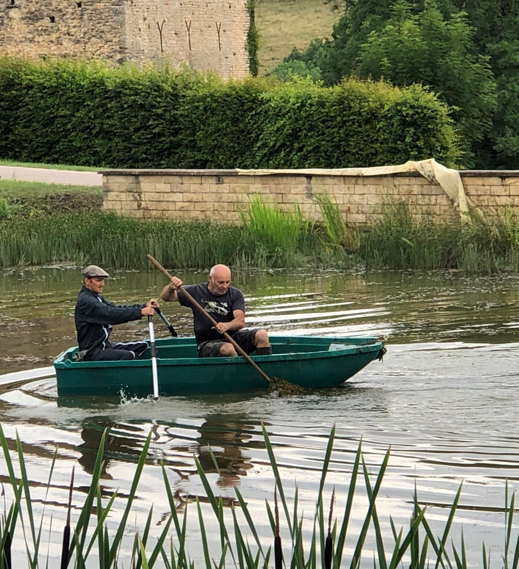 Des hommes dans la barque